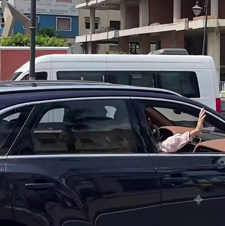 ولي العهد والأميرة للا خديجة يحلان بطنجة قادمين من المضيق