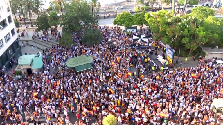آلاف المحتجين يرفعون شعار “سبتة موحدة لن تُهزم” ويطالبون حكومة مدريد بتحمل مسؤوليتها