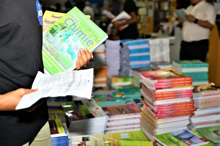 رابطة الكتبيين تعلن تعليق الحوار مع وزارة التربية وتندد باختلالات سوق الكتاب المدرسي