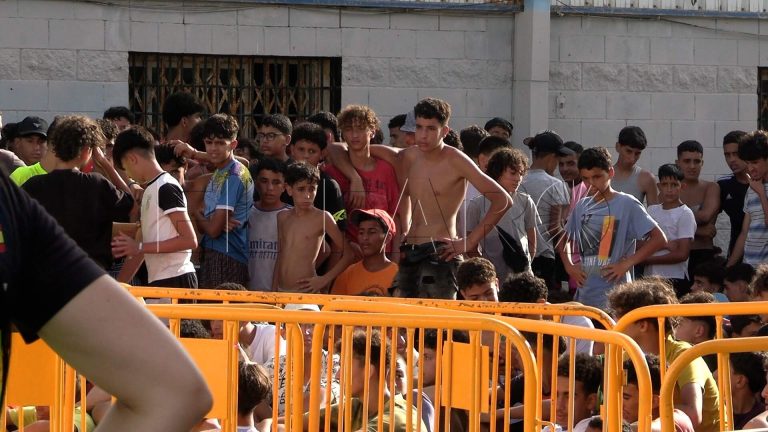 إسبانيا تتجه لتفعيل “التضامن الإقليمي” لتوزيع 7 آلاف قاصر أجنبي من سبتة على أقاليمها