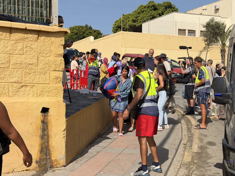 سلطات سبتة المحتلة تُخلي مخيمات النساء والفتيات وتُعيد توزيع نحو 400 مستفيدة على مراكز جديدة