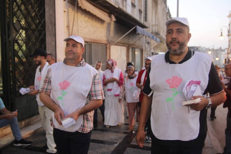 الوردة” تدشن حملتها الانتخابية بطنجة بمسيرة تجوب “سوق الداخل” و”سور المعكازين”