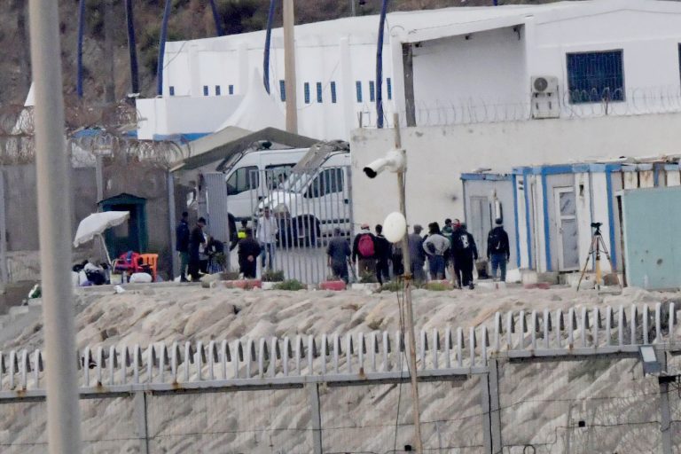 في ظرف ساعتين.. أكثر من 150 مهاجرا يغادرون سبتة المحتلة طوعا نحو الفنيدق