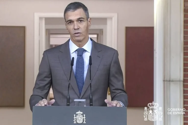 سانشيز يحل البرلمان الإسباني ويدعو إلى انتخابات مبكرة بسبب “بلوكاج” أزمة السكن