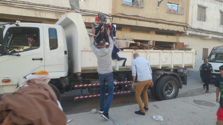السلطات المحلية بطنجة تطلق حملة لـ”تطهير” سوق حومة الحداد من فوضى الملك العام