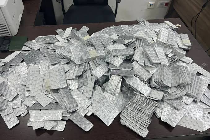 حجز الآلاف من الأقراص الطبية المخدرة في عمليات أمنية متفرقة بطنجة وإيمزورن